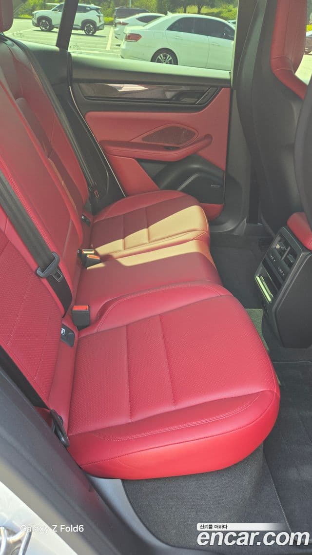 Porsche Macan EV 2025 — Photo 8/11