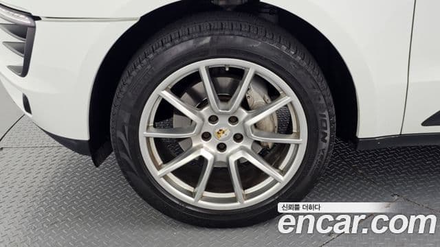 Porsche Macan 2018 — ფოტო 15/20