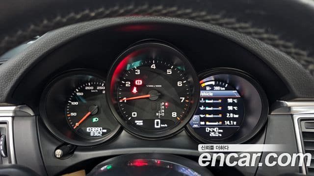 Porsche Macan 2018 — ფოტო 17/20