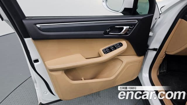 Porsche Macan 2018 — ფოტო 13/20
