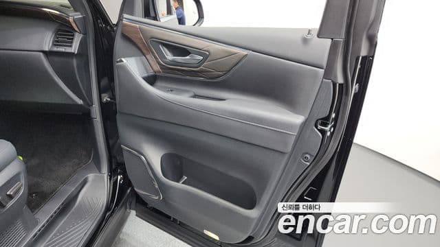 Toyota Alphard 2025 — Photo 31/34