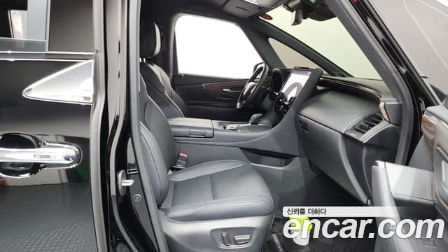 Toyota Alphard 2025 — Photo 29/34