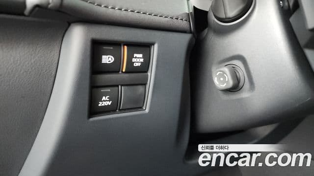 Toyota Alphard 2025 — Photo 33/34