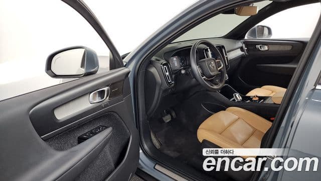Volvo XC40 2021 — фото 10 из 20