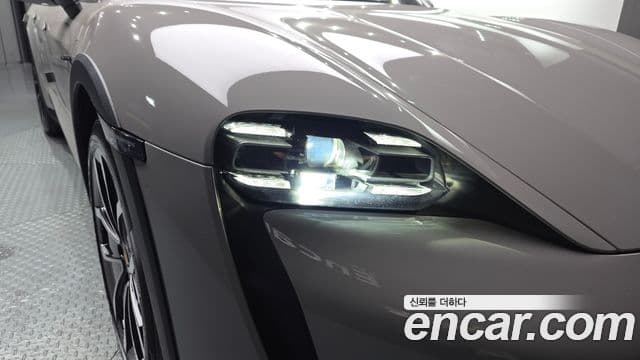 Porsche Taycan 2022 — Photo 2/36