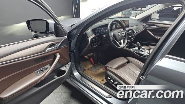 BMW 5 Series 2019 — ფოტო 10/20