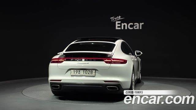 Porsche Panamera 2018 — ფოტო 3/18