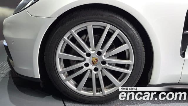Porsche Panamera 2018 — ფოტო 4/18