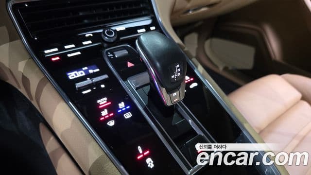 Porsche Panamera 2018 — ფოტო 7/18