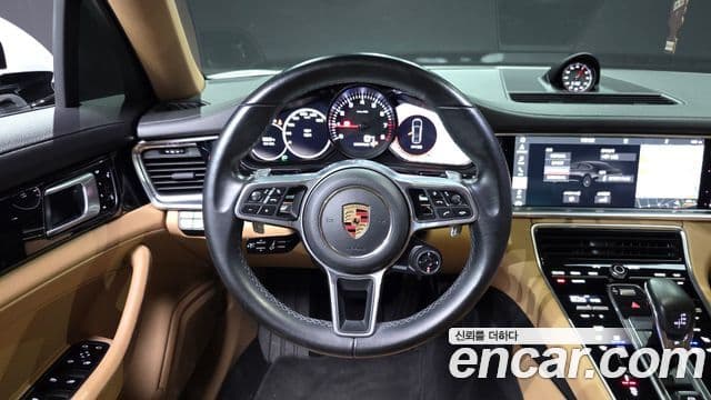 Porsche Panamera 2018 — ფოტო 13/18