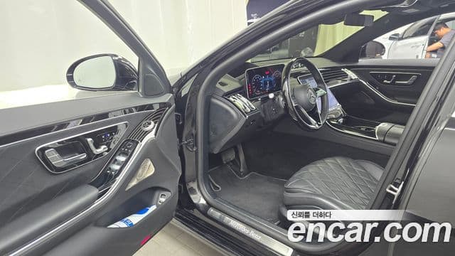 Mercedes-Benz S-Class 2023 — Photo 25/37