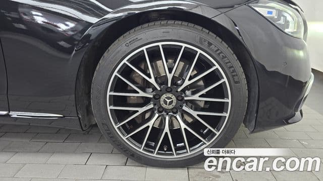 Mercedes-Benz S-Class 2023 — Photo 11/37