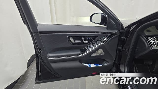 Mercedes-Benz S-Class 2023 — Photo 10/37