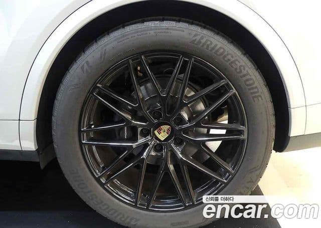 Porsche Cayenne 2024 — ფოტო 5/20