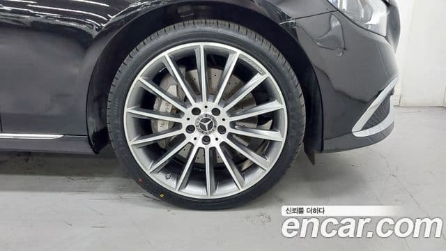 Mercedes-Benz E-Class 2023 — ფოტო 4/17