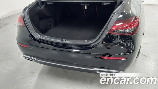 Mercedes-Benz E-Class 2023 — ფოტო 11/17
