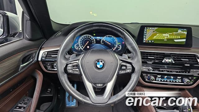 BMW 5 Series 2018 — фото 14 из 20