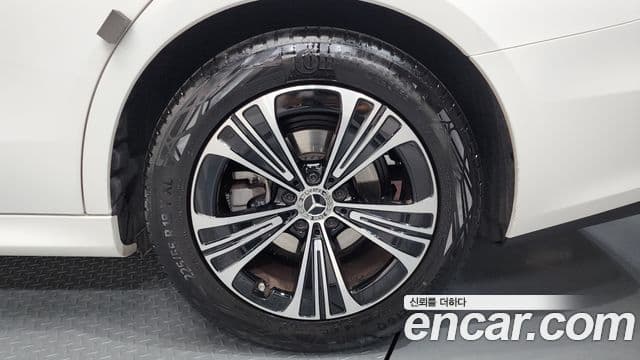 Mercedes-Benz E-Class 2024 — Photo 12/33