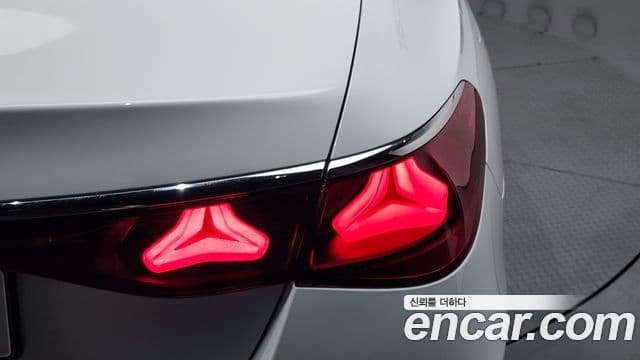Mercedes-Benz E-Class 2024 — Photo 15/33