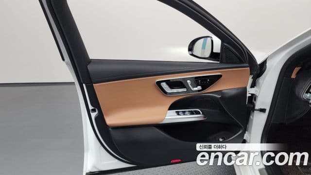 Mercedes-Benz E-Class 2024 — Photo 21/33