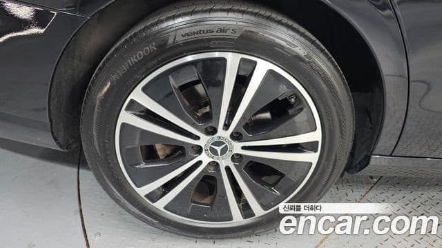 Mercedes-Benz E-Class 2021 — Photo 18/20
