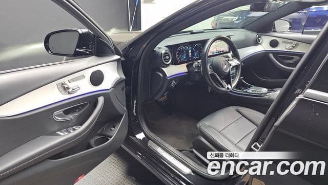 Mercedes-Benz E-Class 2021 — Photo 3/20