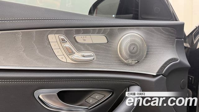 Mercedes-Benz E-Class 2021 — ფოტო 19/20