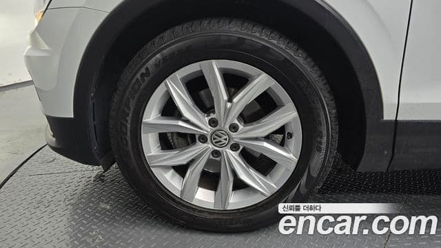 Volkswagen Tiguan 2020 — ფოტო 5/20