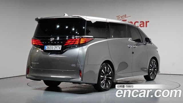 Toyota Alphard 2024 — Photo 45/49