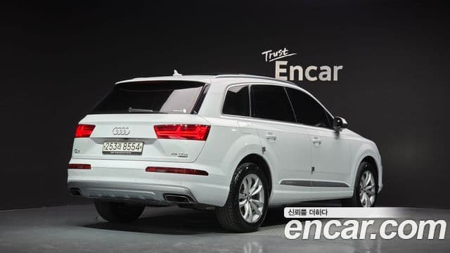Audi Q7 2019 — Фото 1/20