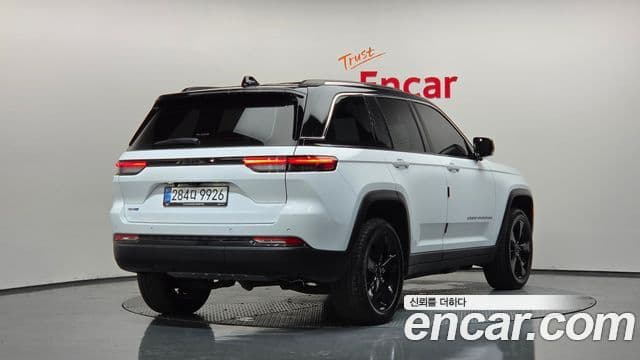 Jeep Grand Cherokee 2023 — ფოტო 2/20
