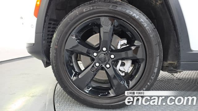 Jeep Grand Cherokee 2023 — ფოტო 5/20
