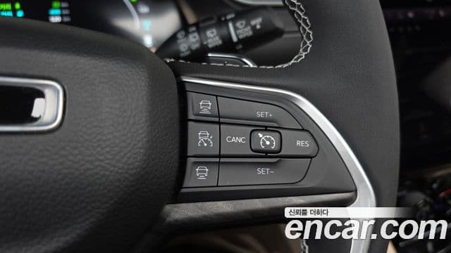 Jeep Grand Cherokee 2023 — ფოტო 17/20