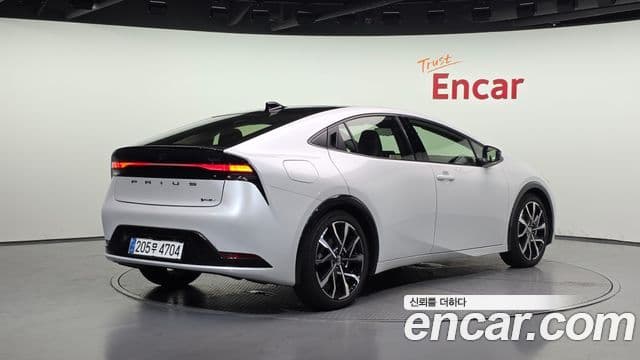 Toyota Prius 2024 — ფოტო 2/20