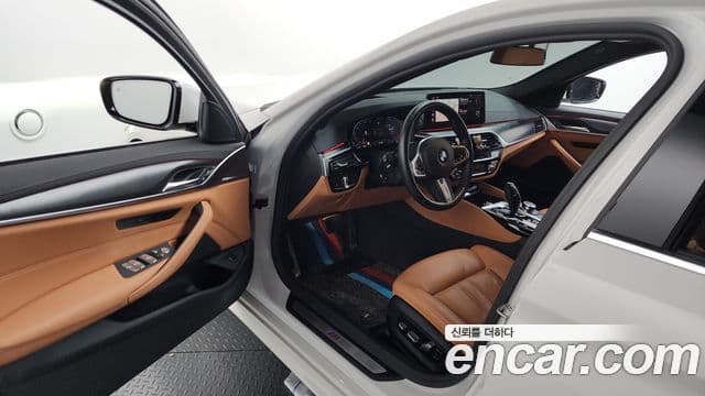 BMW 5 Series 2022 — фото 10 из 20