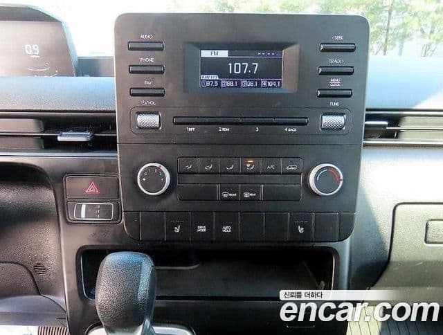 Hyundai Staria 2023 — ფოტო 13/19