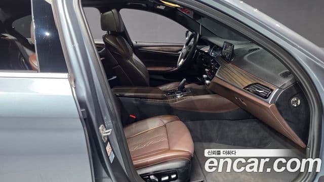 BMW 5 Series 2018 — Şəkil 11/20