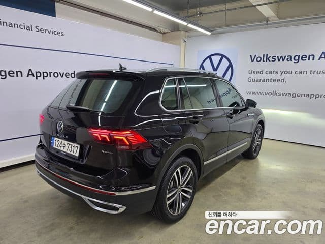 Volkswagen Tiguan 2021 — ფოტო 16/20