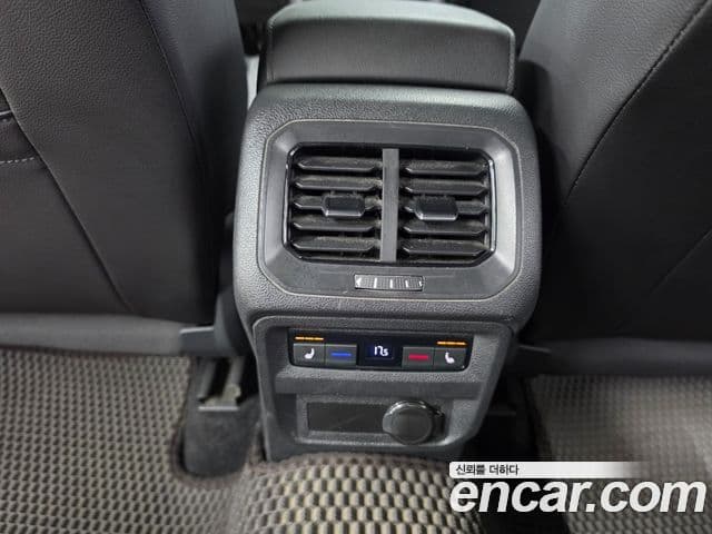 Volkswagen Tiguan 2021 — ფოტო 17/20