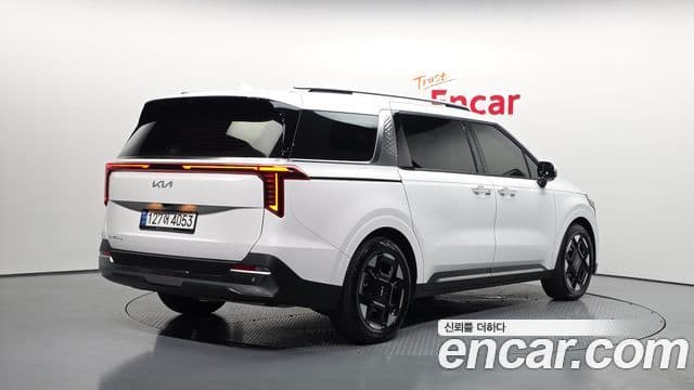 Kia Carnival 2023 — ფოტო 2/20