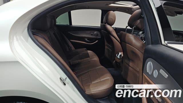 Mercedes-Benz E-Class 2019 — фото 11 из 20