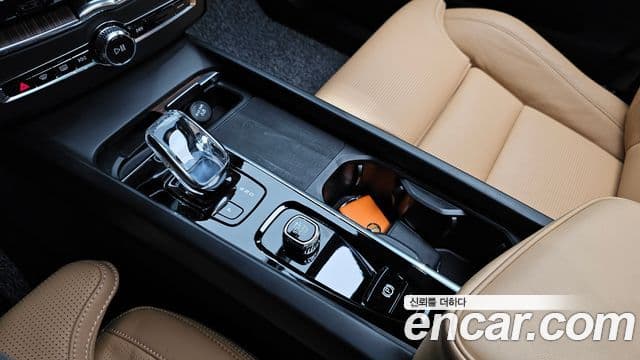 Volvo XC60 2021 — Фото 9/20