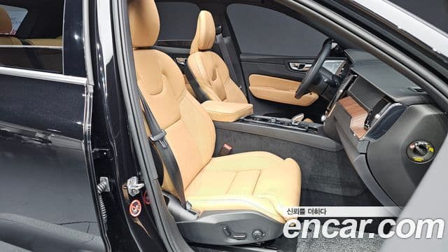Volvo XC60 2021 — Фото 11/20