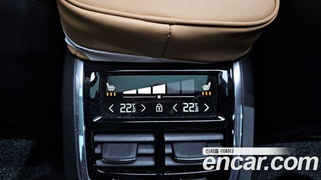 Volvo XC60 2021 — Фото 19/20