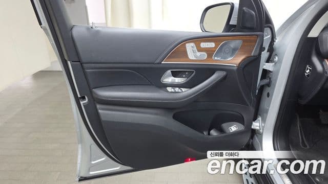 Mercedes-Benz GLE-Class 2021 — Photo 8/33