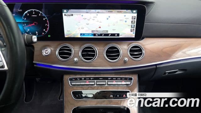 Mercedes-Benz E-Class 2020 — ფოტო 13/20