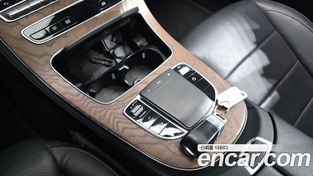 Mercedes-Benz E-Class 2020 — ფოტო 19/20