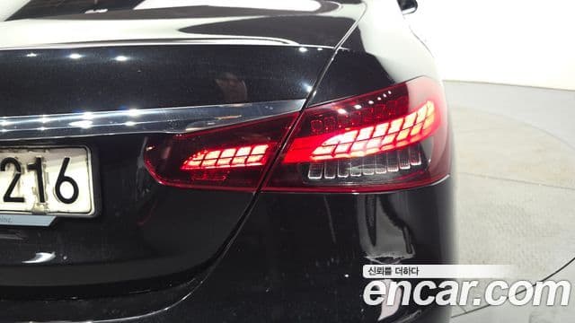 Mercedes-Benz E-Class 2020 — Photo 11/34