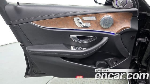 Mercedes-Benz E-Class 2020 — Photo 10/34
