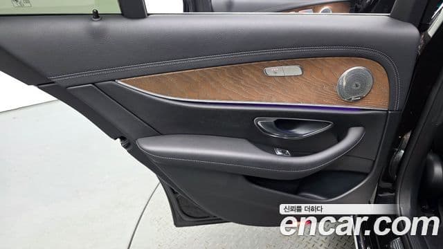 Mercedes-Benz E-Class 2020 — Photo 28/34